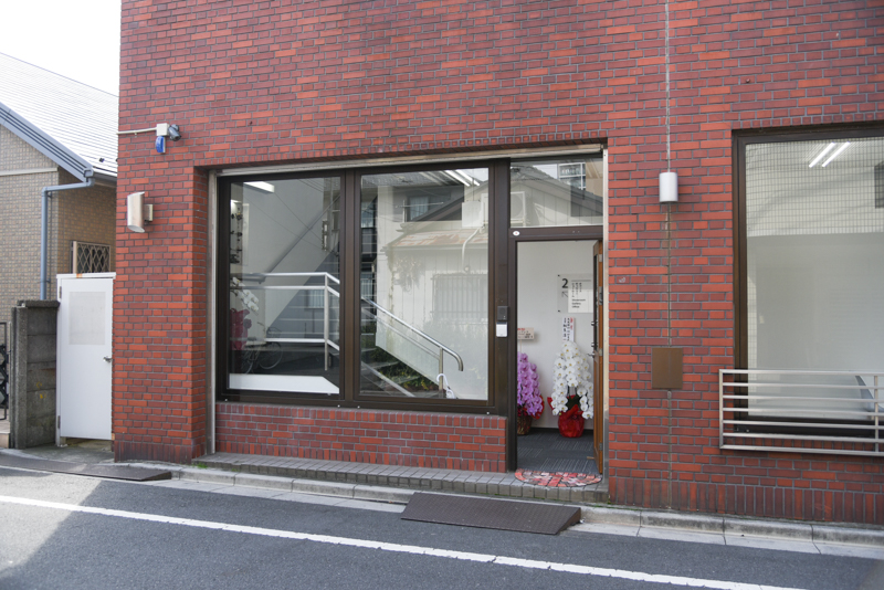 入り口内部に見える階段を上がっていけばショールームに到着