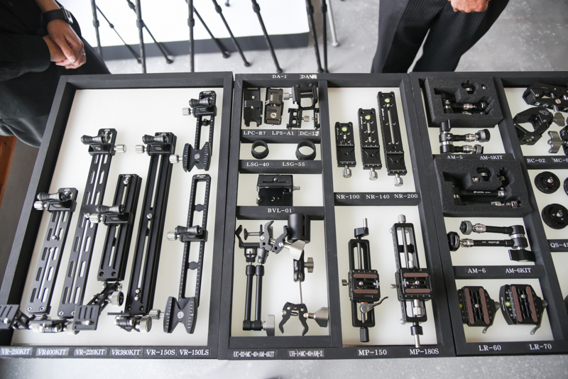 多岐にわたるアクセサリーも展示。随所にあふれる“Leofotoのコダワリ”を体感してほしい