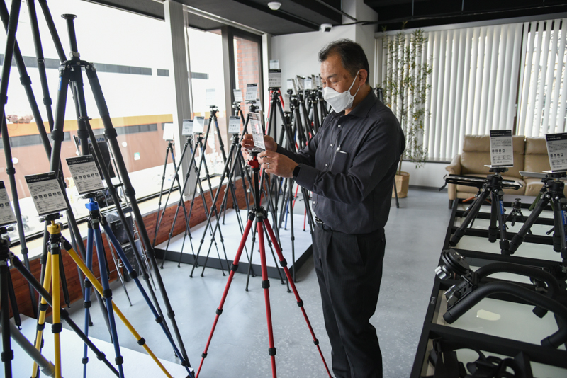 株式会社ワイドトレード 代表取締役 上田晃央さん。三脚愛にあふれる上田さんは、実演を交えながらショールームの見どころを教えてくれた