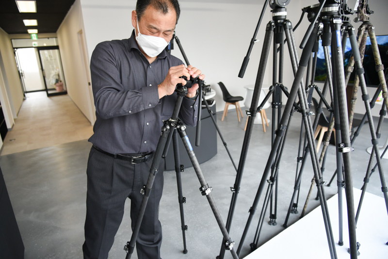 レベリング機構を備えた「Mr.O（LO）シリーズ」。センターポールを斜めにした状態での安定性の高さを実演してくれた