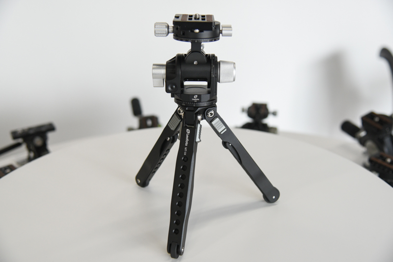 ミニ三脚の「MT-04」。雲台も先行展示品のギア雲台「G3」