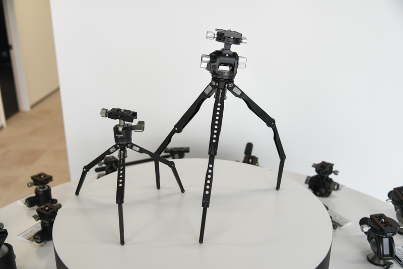 左が従来モデルの「MT-03」。MT-04は脚が3段式となったことで、より汎用性が増した印象だ