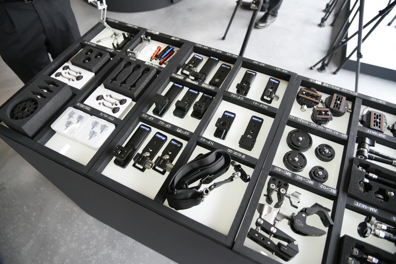 多岐にわたるアクセサリーも展示。随所にあふれる“Leofotoのコダワリ”を体感してほしい