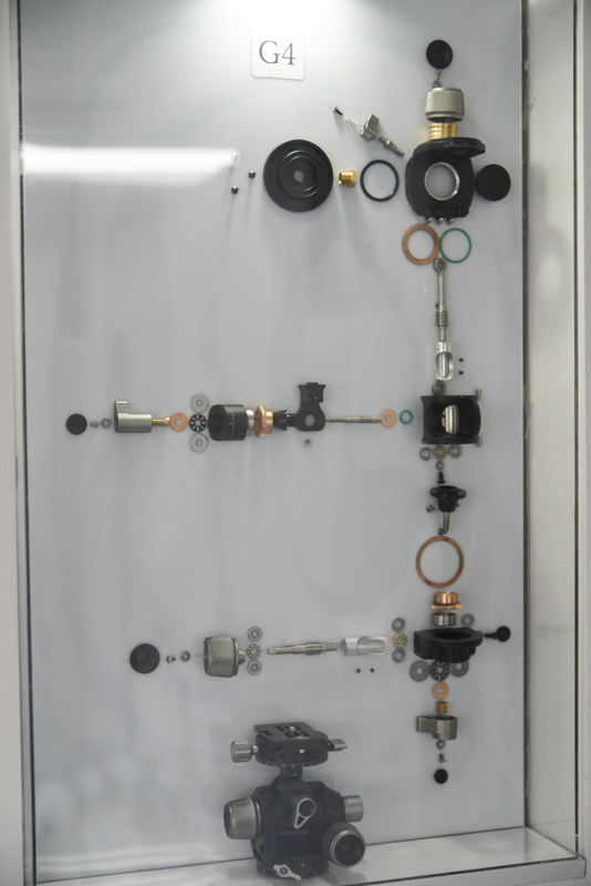 雲台と三脚の全パーツを展示していた