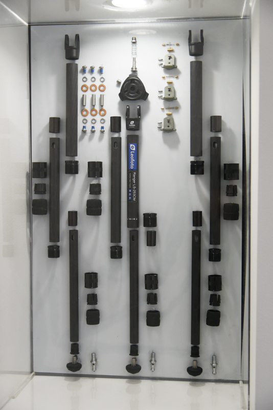 雲台と三脚の全パーツを展示していた