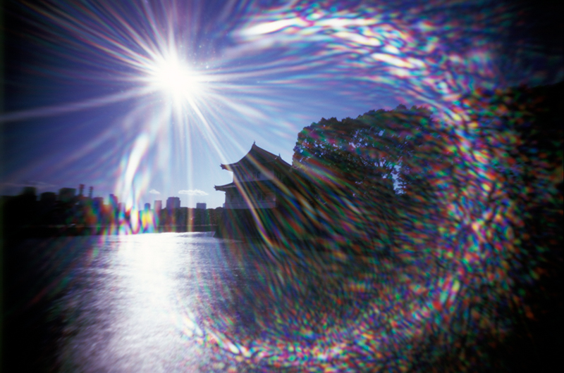 皇居 巽櫓（千代田区）。江戸時代の面影を残す景色が多くあり、内堀に面した巽櫓（たつみやぐら）周辺の風景はその代表的なものです。ピンホールカメラを太陽に向けて撮影すると、この写真のような独特な虹色の円形のパターンが現れます。