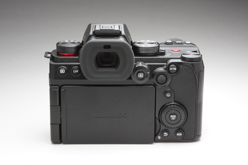 カメラ背面部に設置されたボタン、ダイヤルなどをはじめとする操作部材が適度に自己主張しており、操作に戸惑うことは少ない。