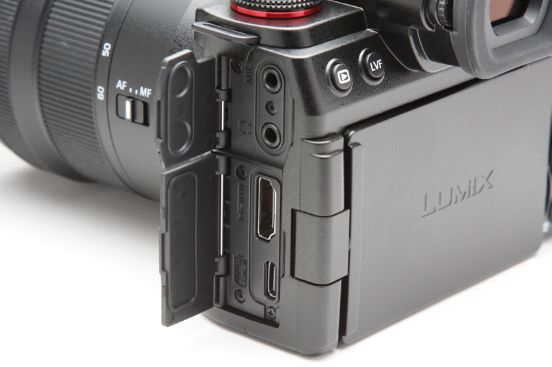 インターフェースは、写真上からマイク端子、ヘッドフォン端子、HDMI端子、USB Type-C端子。USB Type-C端子を使ったバッテリーのボディ内充電を可能としている。