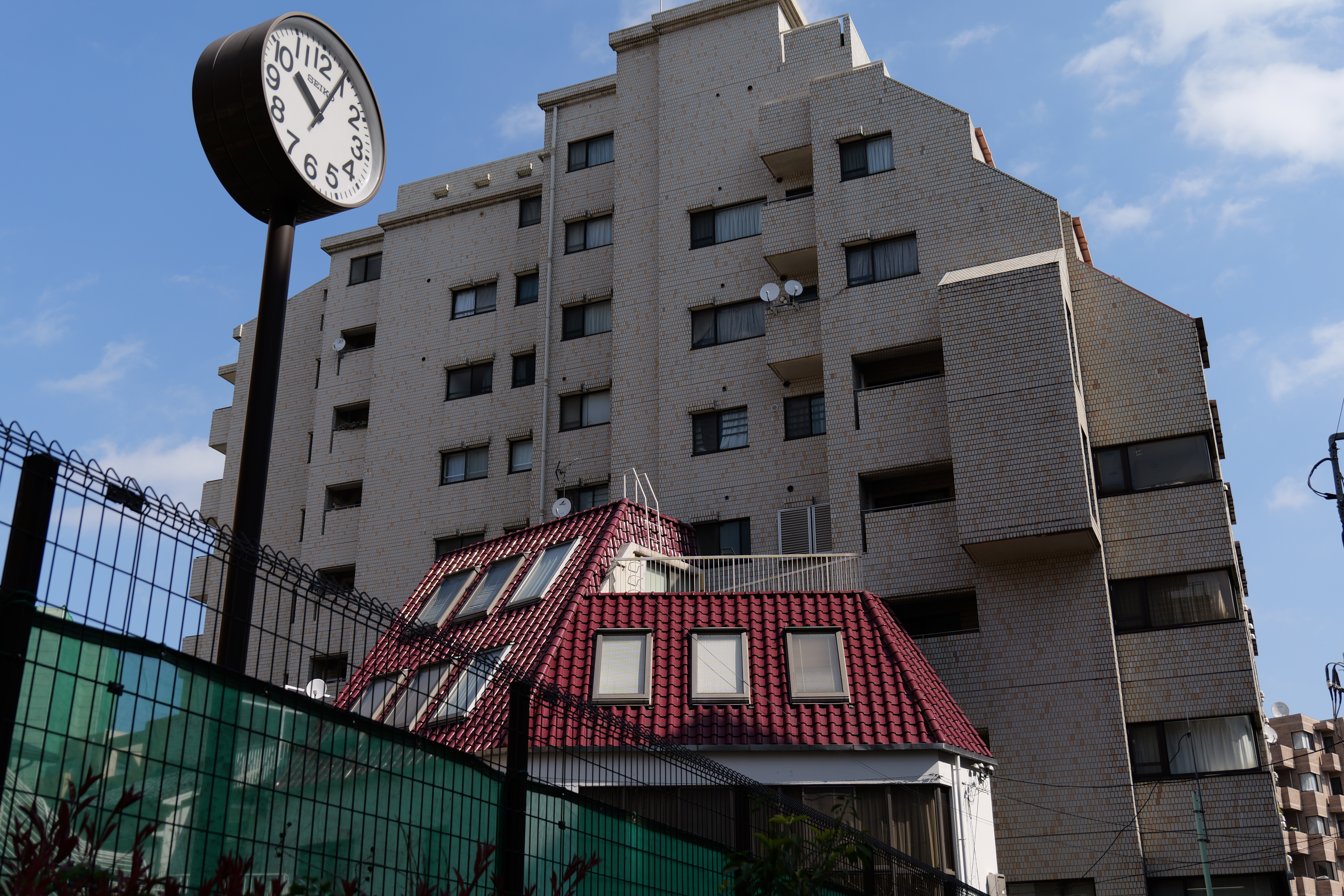 ローパスフィルターレスのイメージセンサーであることを実証する結果である。赤い屋根やタイル貼りの壁など繊細に写し出している。パソコンの画面を拡大するのが楽しくなってしまうほどの写りだ。<br><span class="fnt-85">LUMIX S5II／LUMIX S 20-60mm F3.5-5.6／絞り優先AE（F5.6、1/500秒、-0.3EV）／ISO 100／WBオート</span>