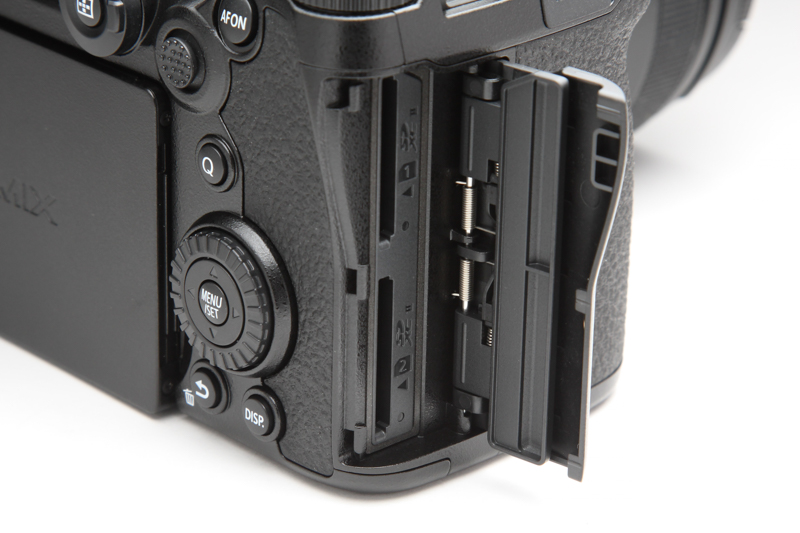 カードスロットは安心のダブルスロット。使用メディアはSD/SDHC/SDXCカード。当たり前のことだが、スロットの番号は上が1、下が2となる。他社のカメラには反対とするものも見受けられるが、断然こちらのほうが分かりやすく間違いも少ない。