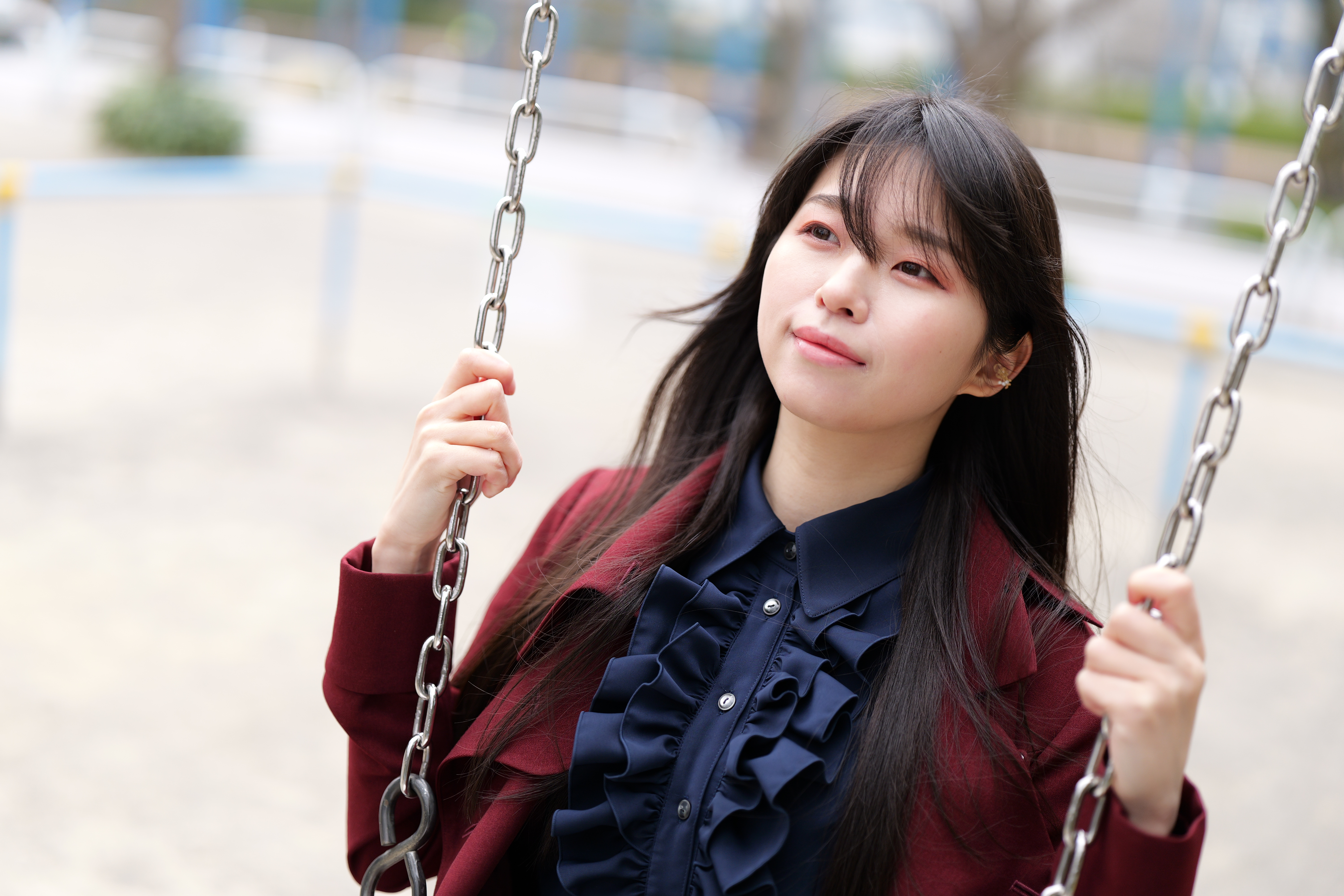 ブランコに乗る人物を近距離でコンティニュアスAFを使い撮影している。被写体認識は顔優先を選択。若干後ピンであるものの、撮影距離の近さや設定した絞り値（開放F1.4）を考えれば、申し分のないところだろう。<br><span class="fnt-85">LUMIX S5II／LUMIX S PRO 50mm F1.4／絞り優先AE（F1.4、1/2500秒、+1.0EV）／ISO 400／WBオート</span>