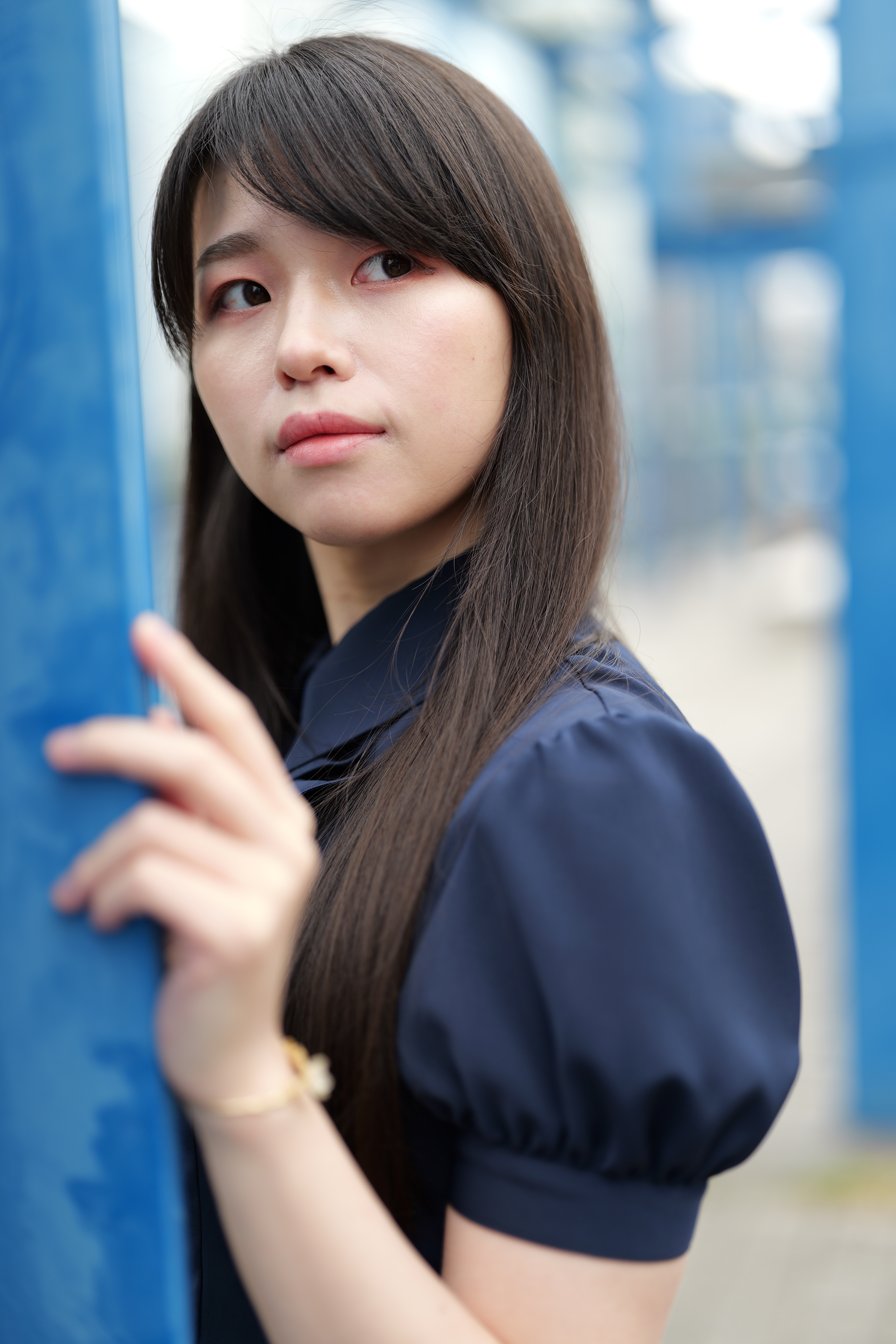 このカットも瞳AFでの撮影。髪の毛が瞳にかかるような条件でも確実に捕捉。絞りは開放F1.4での撮影だが、そのことをまったく気にせずシャッターを押すことができる。肌色再現性も上々で、ポートレート撮影が楽しく感じられるカメラである。<br><span class="fnt-85">LUMIX S5II／LUMIX S PRO 50mm F1.4／絞り優先AE（F1.4、1/500秒、+1.0EV）／ISO 100／WBオート</span>