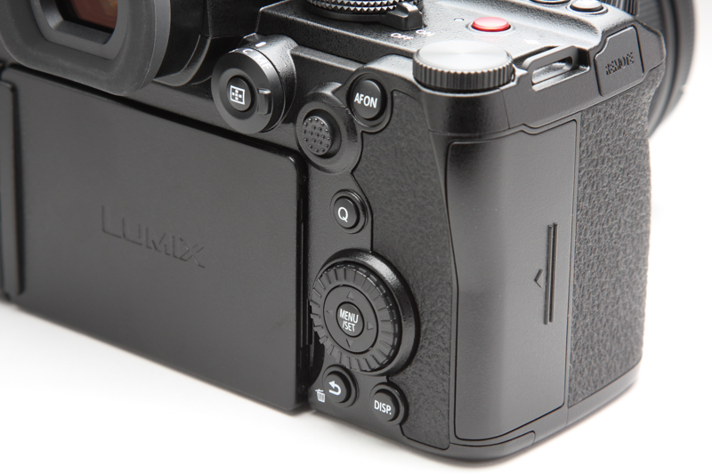 カメラ背面の主要操作部。余裕あるレイアウトで、操作する指が戸惑うことはない。ジョイステイックのタッチ面は広く、右手親指の腹による長時間の操作でも痛くなるようなことは少ない。