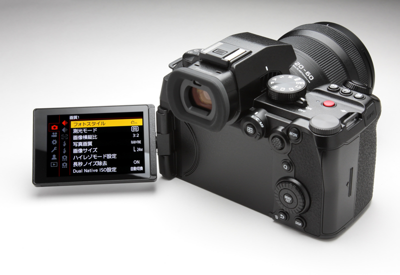 映像関係者のなかでも意見が分かれるというが、静止画撮影をメインに考えるのであれば、光軸から大きく外れないチルト式のほうが使いやすいように思えるのだが。