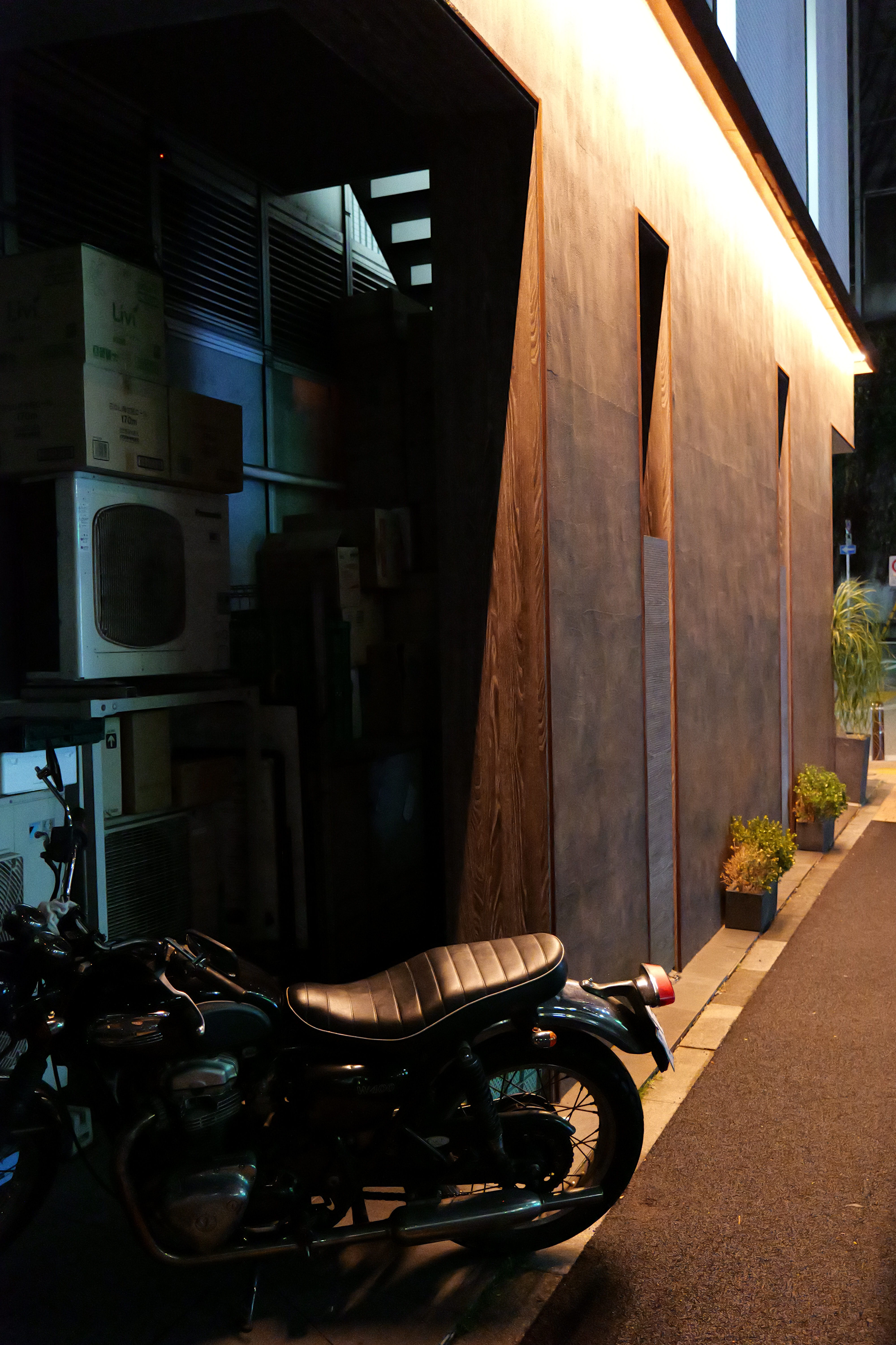 タングステン光と蛍光灯の光が入り混じりホワイトバランスの難しい条件だが、見た目に近い結果が得られた。ISO感度は32000。さすがに輝度ノイズ、色ノイズとも発生していることが容易に把握できるが、それでもよく抑え込んでいるように思われる。<br><span class="fnt-85">LUMIX S5II／LUMIX S 20-60mm F3.5-5.6／絞り優先AE（F4.4、1/100秒、±0EV）／ISO 32000／WBオート</span>