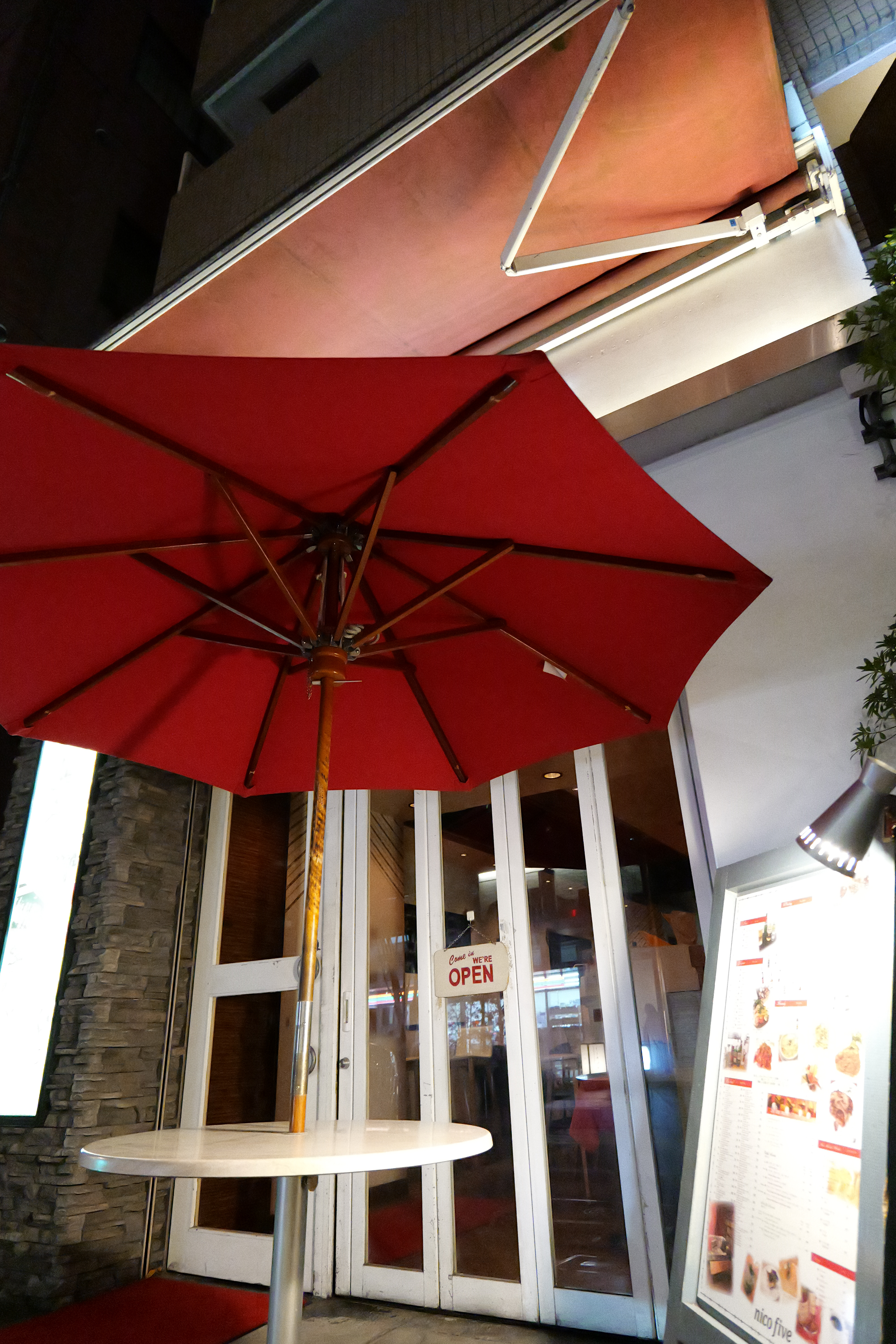 こちらもホワイトバランスが思ったとおりのナチュラルな結果となった。夜景撮影などホワイトバランスの設定の難しいシーンではLUMIX S5IIは強力な味方となること請け合いだ。ISO 32000での撮影だが、破綻しているような写りは見受けられない。<br><span class="fnt-85">LUMIX S5II／LUMIX S 20-60mm F3.5-5.6／絞り優先AE（F4.0、1/250秒、+0.3EV）／ISO 32000／WBオート</span>