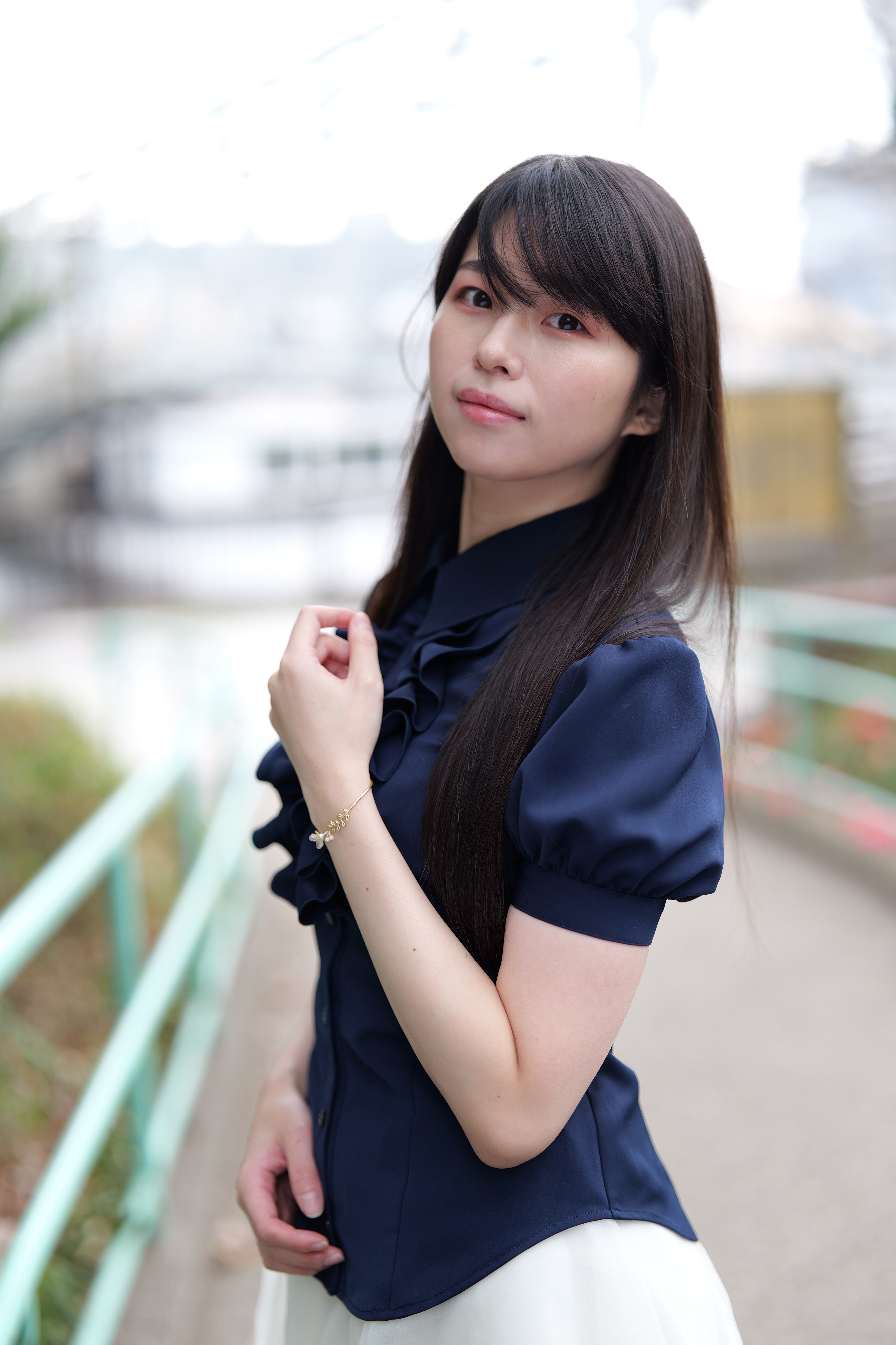 曇天の下、人物撮影を行った。ここでも感心させられたのがホワイトバランス。全カット、オートWBで撮影しているが、青かぶりすることも、アンバーっぽくなるようなこともなく、見た目にナチュラルな仕上がり。曇天でもオートに任せて問題がないのはとても助かる。<br><span class="fnt-85">LUMIX S5II／LUMIX S PRO 50mm F1.4／絞り優先AE（F1.4、1/320秒、+0.7EV）／ISO 100／WBオート</span>