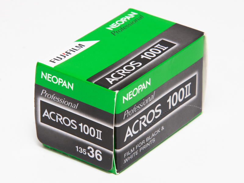 現在、富士フイルム唯一のモノクロフィルムであるネオパン100 ACROS II。富士フイルムXシリーズのフィルムシミュレーション「ACROS」は、このACROSシリーズから名付けられている。