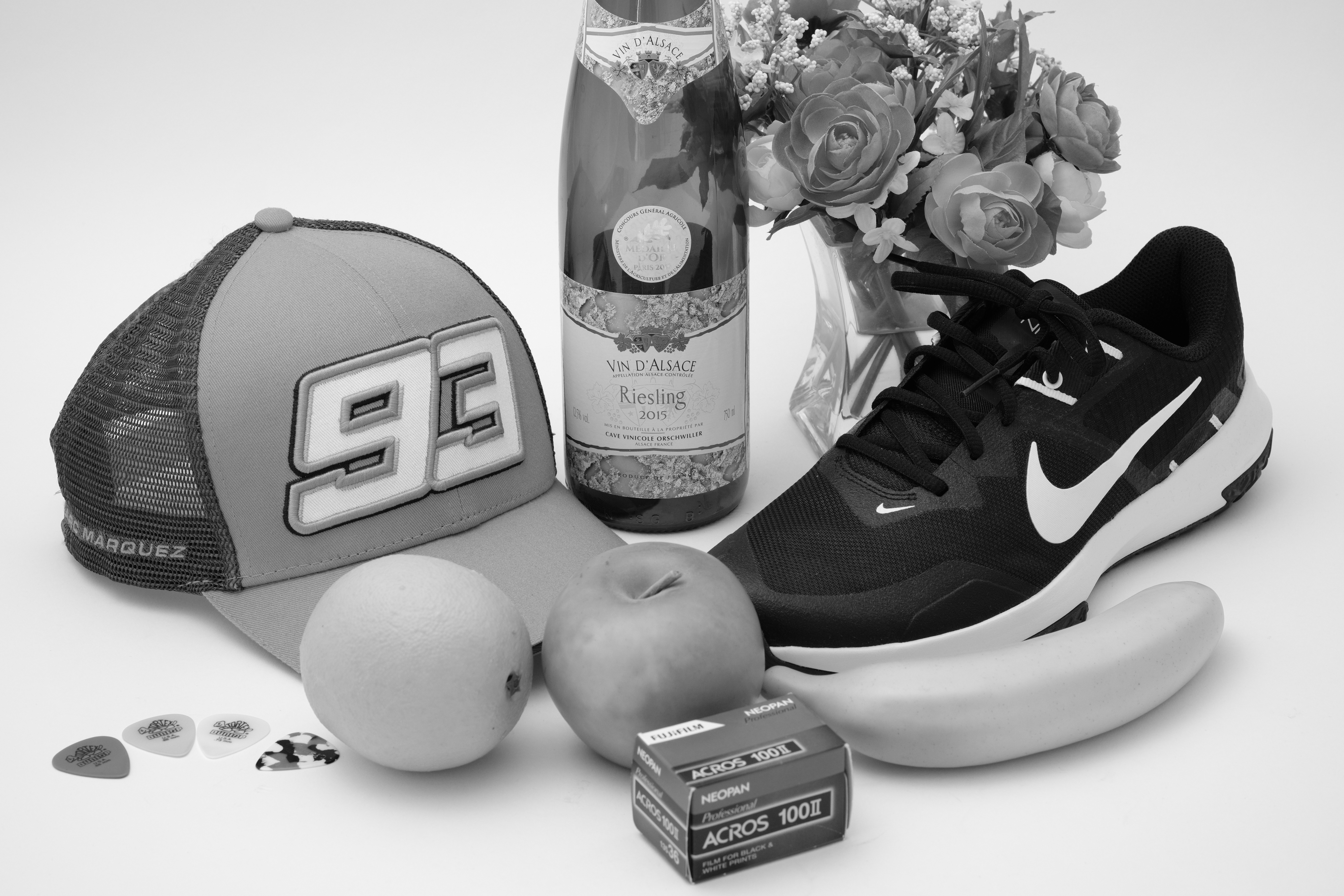 レッドフィルター。キャップの赤はさらに明るくなり、元が赤とは思えないほど白っぽい。赤い花やオレンジ、バナナの黄色もより明るくなっている。逆に青いスニーカーはさらに暗く、ネオパン100 ACROS IIのグリーンのパッケージも暗くなった。イエローフィルターよりもコントラストが強い仕上がりになった。