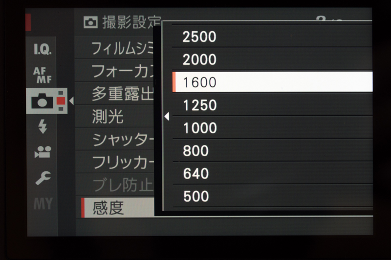 グレインエフェクトだけでなく、富士フイルムXシリーズは高感度ノイズも粒状に近い雰囲気が出せると思う。メーカーがアピールしている使い方ではないが、好みで試してみよう。以下はベース感度のISO 160から、ISO 400〜12800まで1段ずつ上げて高感度ノイズを比べてみた。ISO 160は当然ながらノイズ感が全くない。ISO 800から目立ち始める。ISO 12800でも不自然なノイズでないのが驚きだ。筆者自身は、ISO 1600が最も好みだった（以下のサムネイルは部分拡大）。