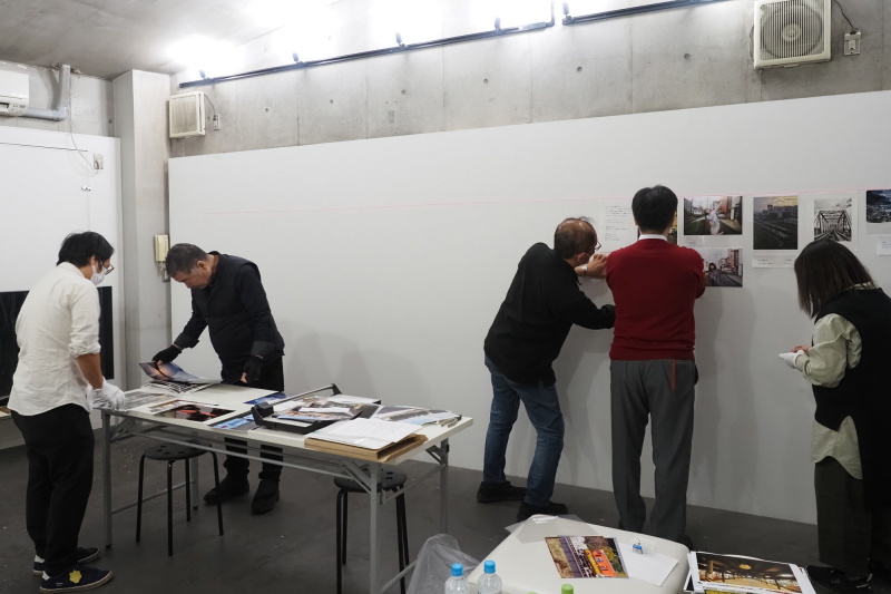 プリントサイズも紙も自由。集まれる会員での設営も鉄道トークに花が咲く