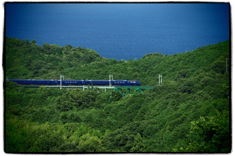 OLYMPUS E-M1Mark II / M.ZUIKO DIGITAL ED 40-150mm F2.8 PRO / 絞り優先AE（F5.6・1/1,600秒・－0.7EV）/ ISO 400 アートフィルター「トイフォト」使用。THE ROYAL EXPRESSの内外装のデザインは瞬間の顔でも撮影させていただいた水戸岡鋭治さんが手がけている