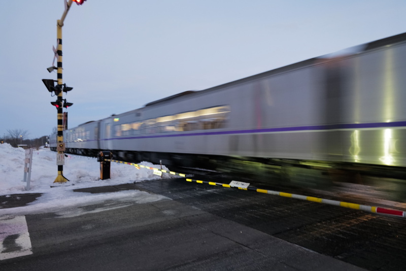 ライカSL2 / ライカ バリオ・エルマリートSL f2.8/24-70mm ASPH. / マニュアル（F3.5・1/30秒・露出補正なし）/ ISO 1600 芽室駅付近にて