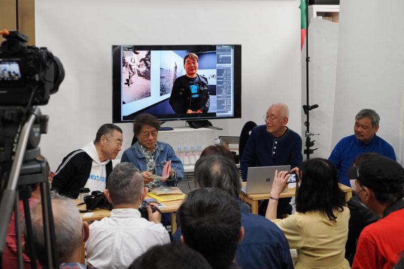 広田先生の作品をモニターに映しながらのトークイベント。左から私、ハービー・山口さん、広田尚敬先生、相原正明さん