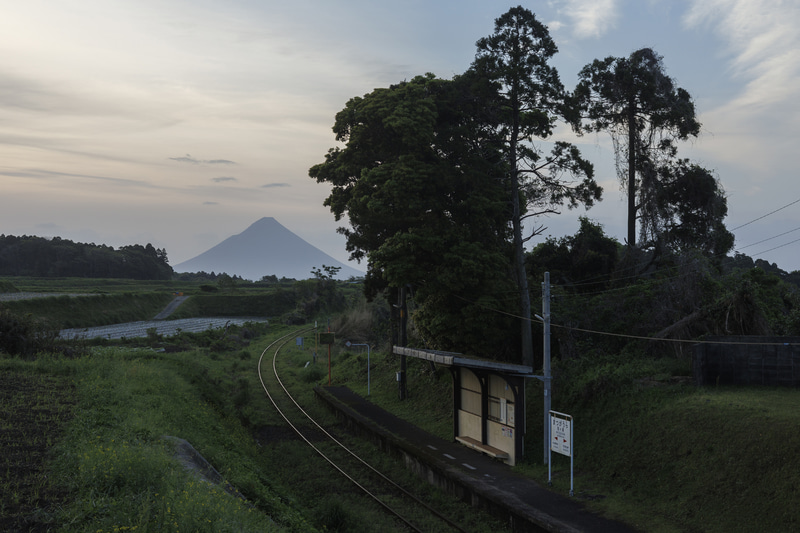 空が白み出すと始発列車までもう少し。レールが輝き出し、小さな駅のディテールが見えてきた。構図などは意識せずに、50mmの単焦点でこの瞬間を素直に切り取った<br><span class="fnt-85">EOS R8／RF50mm F1.8 STM／50mm／マニュアル露出（F9、1/125秒）／ISO 400／WB：オート</span>