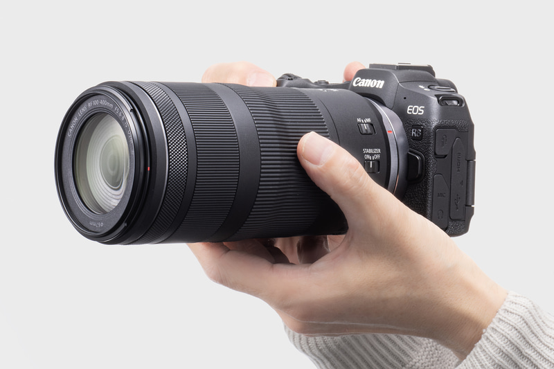 手持ちでも楽に撮れるサイズ感が魅力。400mm撮影時もレンズ単体で約5.5段分の手ブレ補正効果を得られるので、三脚を立てられない場所でも難なく撮影ができる