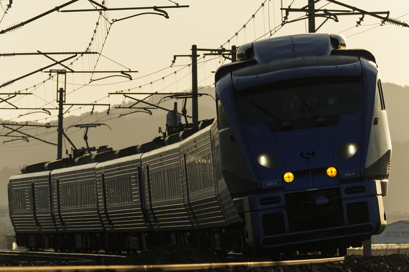 アウトカーブ０度で特急「ソニック」を狙う。270mmという細かく刻んだ焦点距離を設定できるのは望遠ズームならでは。シルエットでも乗り物優先AFは正確に列車を捉え、883系車両の複雑なディテールも見事に表現してくれた<br><span class="fnt-85">EOS R8／RF100-400mm F5.6-8 IS USM／270mm／マニュアル露出（F9、1/1,600秒）／ISO 320／WB：オート</span>