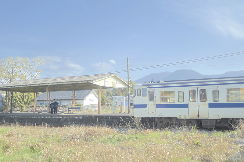通常は暗い影になる駅舎をHDRで明るく持ち上げながら、駅に来た列車も流さず写せた。HDR特有の柔らかい表現が、ローカル線ののどかさにマッチする<br><span class="fnt-85">EOS R8／RF35mm F1.8 MACRO IS STM／35mm／マニュアル露出（F2、1/2,500秒）／ISO 800／WB：オート</span>