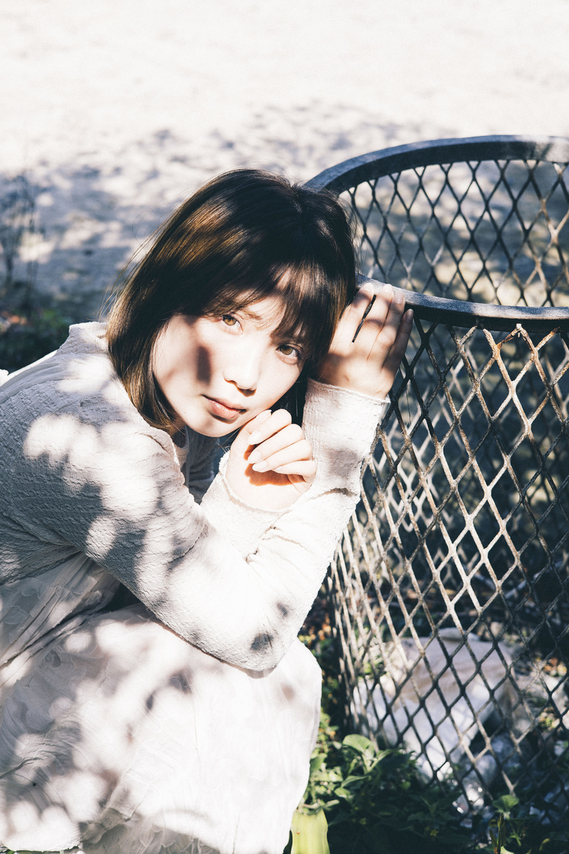 自転車で細道を走っていると、光が当たっている場所を見つけた。顔に木漏れ日が落ちる状態でも瞳検出がしっかりと機能して、眼差しの強さが感じられる1枚になった<br><span class="fnt-85">EOS R8／RF50mm F1.8 STM／50mm／マニュアル露出（F4.5、1/640秒）／ISO 200／WB：オート</span>