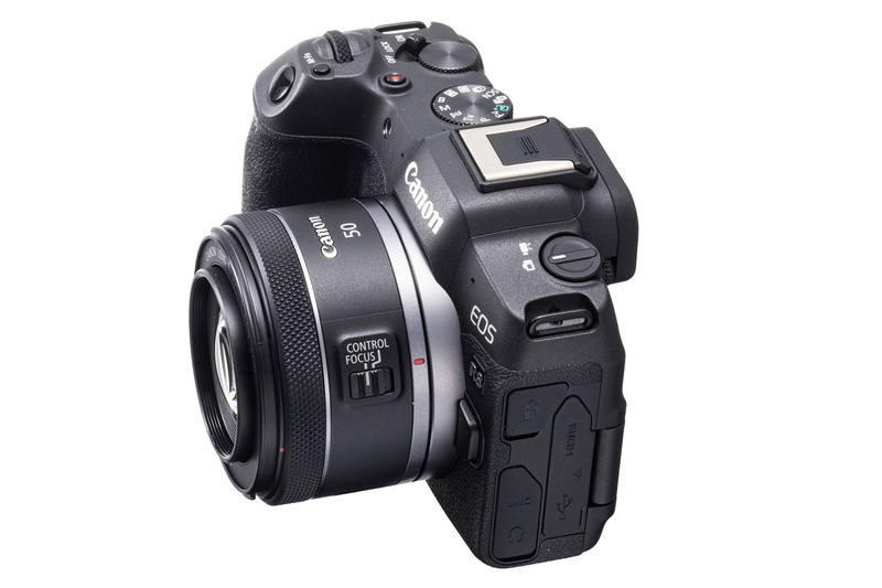 EOS R8に装着すると、ボディのグリップより少し厚みが増す程度で、非常に取り回しの良い組み合わせになる。いつもバッグに忍ばせておきたくなるコンビネーションで、常用レンズにも最適だ