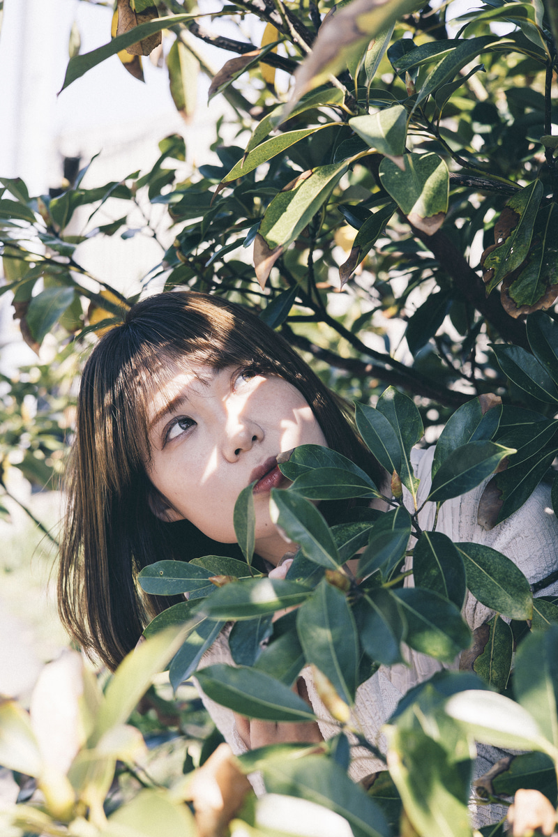 深い緑や黄緑の葉に光が当たって生き生きとしていた。瞳検出のおかげで手前の葉に引っ張られることなく、すぐに目にピントが合い、鮮やかな色彩を写真に生かせた<br><span class="fnt-85">EOS R8／RF50mm F1.8 STM／50mm／マニュアル露出（F4.5、1/400秒）／ISO 200／WB：オート</span>