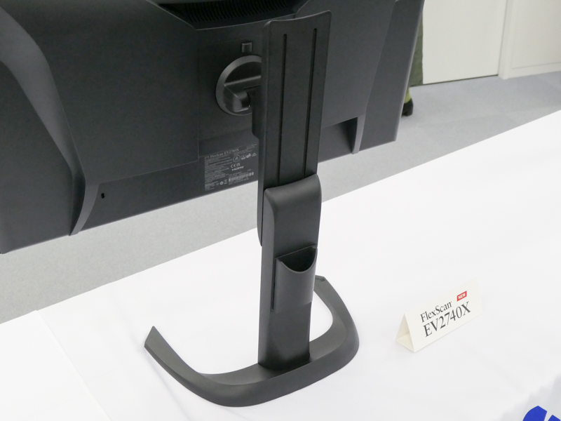 スタンド形状の変遷。3枚目が今回の新製品