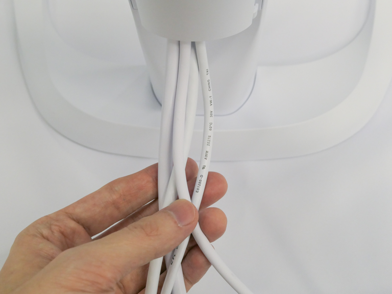 ホワイトモデルには白いケーブルが付属。色味も揃えている