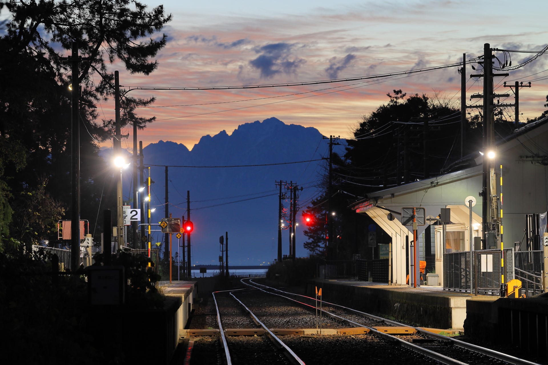 EOS R5／RF70-200mm F2.8 L IS USM／200mm／マニュアル露出（F8、1/1.3秒）／ISO 400／WB: 太陽光／氷見線　雨晴駅