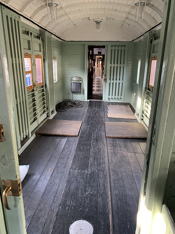 オハニ 36 荷物室内