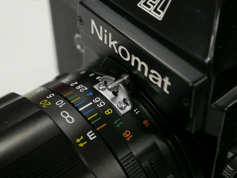 露出計連動ピンを持つニコン一眼レフカメラに装着