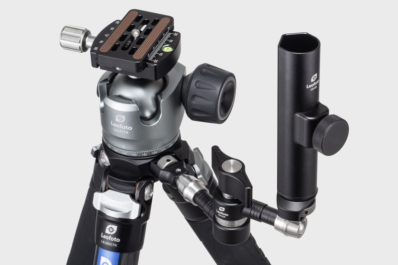 マジックアームAM-5の固定力を向上させたモデルに、傘の柄をロックできる機構を付けたホルダーを組み合わせたアイテムが搭載される。着脱可能なアンブレラホルダーが標準装備された業界初の三脚だ