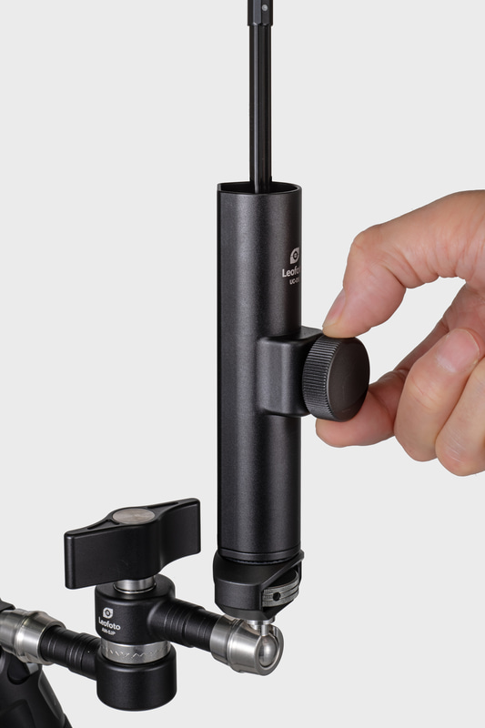 マジックアームAM-5の固定力を向上させたモデルに、傘の柄をロックできる機構を付けたホルダーを組み合わせたアイテムが搭載される。着脱可能なアンブレラホルダーが標準装備された業界初の三脚だ