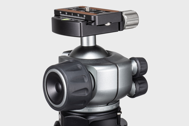 大型ノブを採用した雲台は、重量機材搭載時もしっかりと固定できる。カラーは深みのある特注のシルバー。すべてのノブにシリコンカバーが装着されている。上にギア雲台G2を搭載して機動力と緻密さを両立させるのが辰野流だ