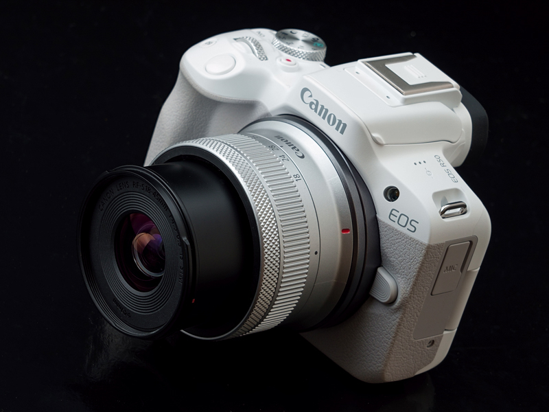 キットレンズ「RF-S18-45mm F4.5-6.3 IS STM」との組み合わせ。ボディがホワイトカラーの場合、レンズはシルバーカラーが用意されます