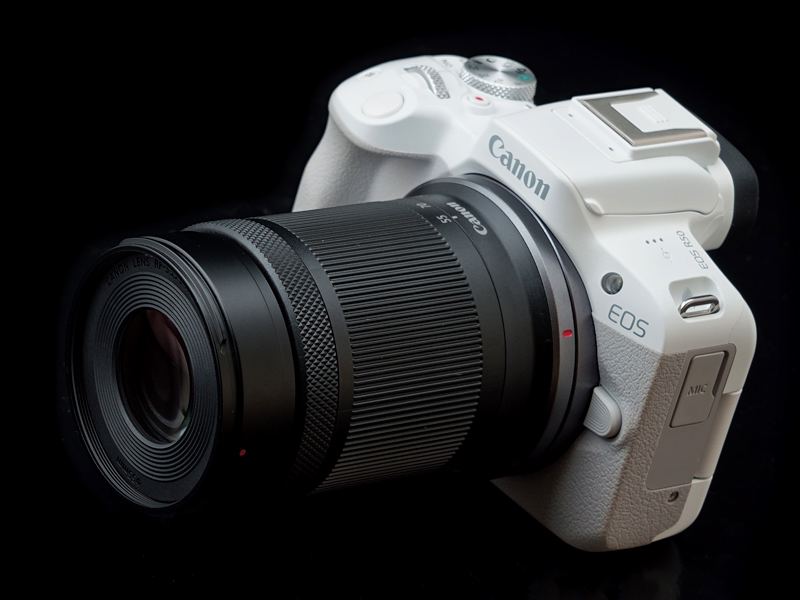 ダブルズームキットの望遠ズーム「RF-S55-210mm F5-7.1 IS STM」との組み合わせ。ボディカラーがホワイトでもレンズはブラックになります