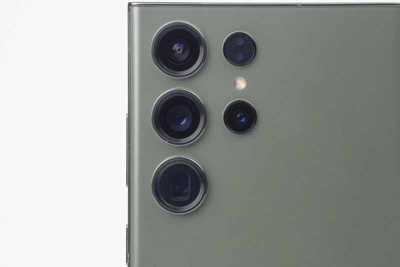 背面カメラ。ズラッと並ぶのは左上から超広角、広角、望遠2（10倍）、左下が望遠1（3倍）。その上はLEDとレーザーAF