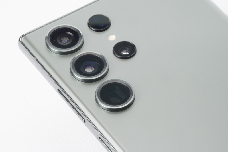 レンズの数が多いので気にはなるが、出っ張り自体は低くなっている