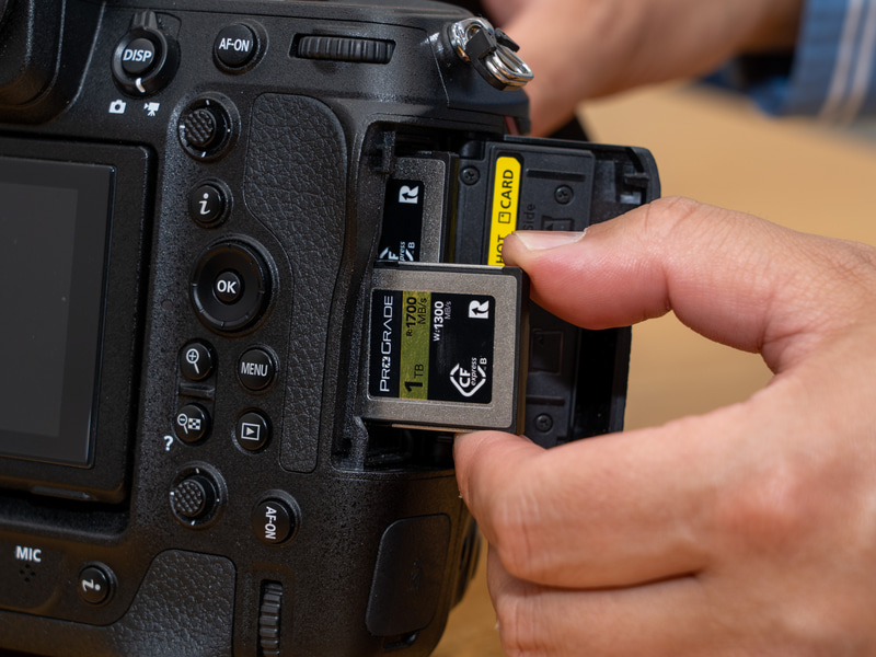 Z 9はCFexpressのデュアルスロットを備えている……が、両スロットへの同時記録には対応していない。それでも1TB×2での運用は魅力的とのこと