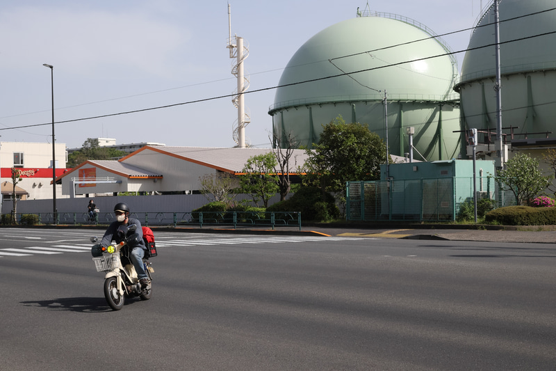 横断歩道の前で脊髄反射的にシャッターを押しました。EOS R50でなければ撮らないだろうなと思わせる光景なんですよね。不思議です。<br>EOS R50／EF40mm F2.8 STM／プログラムAE（F11・1/1,000秒）／ISO 400