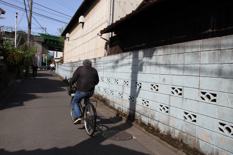 これも背後から自転車が追い抜くことを感じて、反射的にシャッターを押しています。フォーカスもカメラ任せなんですが、絶妙な位置にとって、パンフォーカス効果に貢献しております。<br>EOS R50／EF20-35mm F2.8L／プログラムAE（20mm・F10・1/1,000秒）／ISO 400